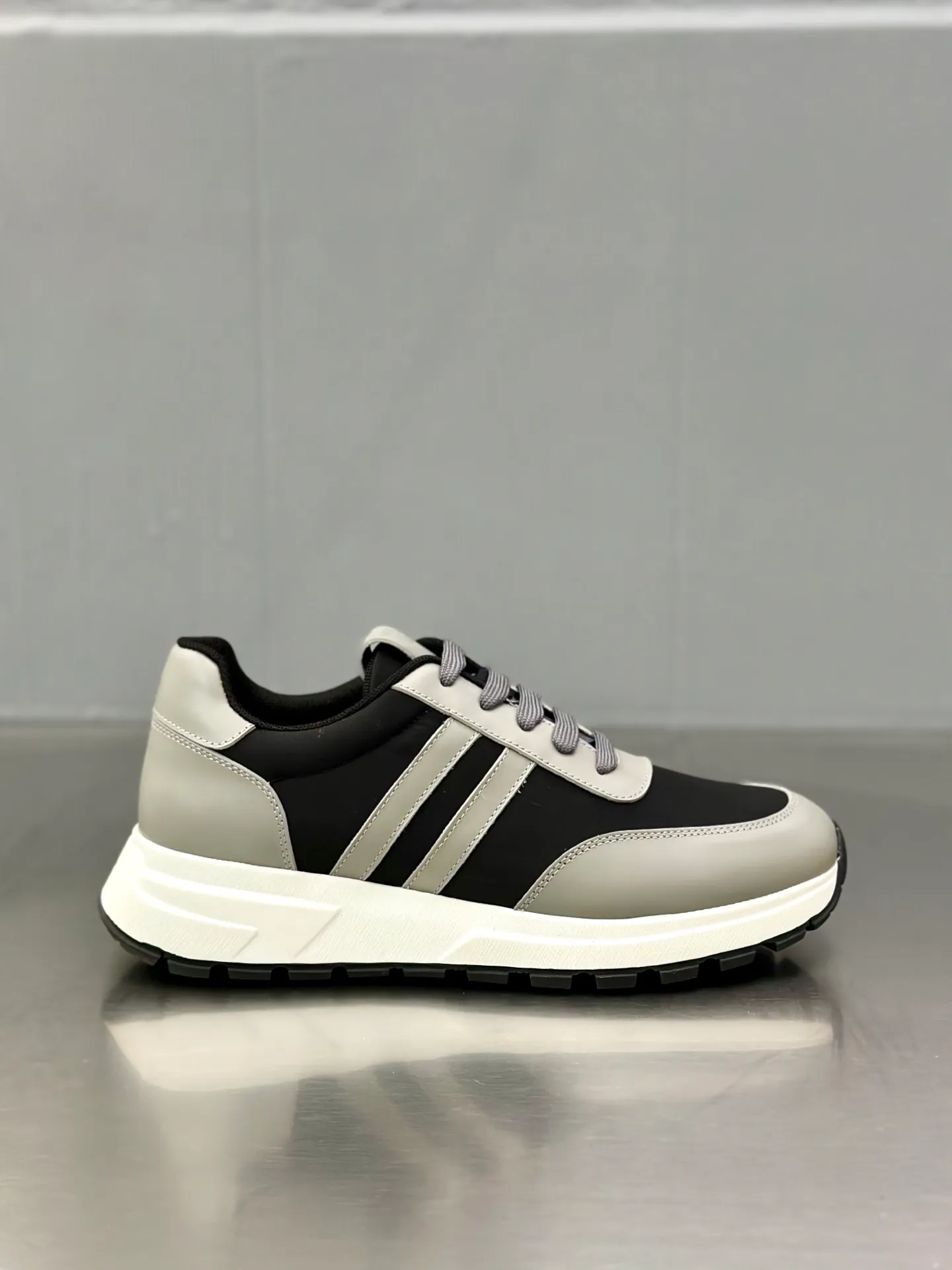 💰740 Prada/Prada men's new mesh stitching sneakers. This sneaker presents a modern version, reinterpreting the brand's archive style with clean lines and smooth details. The shoes are made of calf leather and technical fabric, with a triangular metal logo on the outside, bright TPU decoration on the heel, and a longer and padded inner heel design for a more comfortable fit. The tongue is decorated with a silk-screen logo, and is paired with a hollow rubber sole on the heel. The full cowhide lining comes standard with logo cowhide foot pads, making the upper foot taller, more comfortable, and versatile! Comes with full original packaging! Size: 39-40-41-42-43-44 standard leather shoe size (45 can be customized and does not support returns)